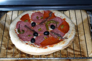 Pizza pişirme önce İtalyan mutfaktan basit Maya hamur yapılmış bir baharatlı ekmek sandviç mi.
