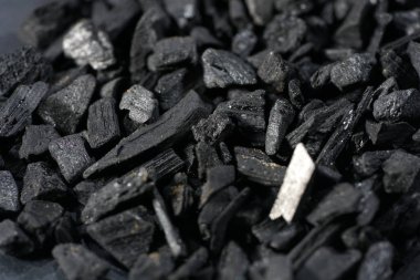 Güzel kokulu harz genellikle reçine haliyle sunulmaktadır ve mükemmel füme.