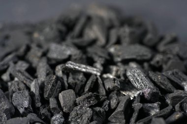 Güzel kokulu harz genellikle reçine haliyle sunulmaktadır ve mükemmel füme.