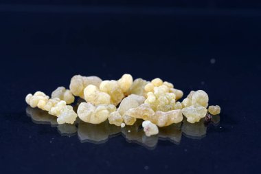 Güzel kokulu harz genellikle reçine haliyle sunulmaktadır ve mükemmel füme.