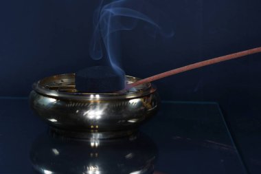 Güzel kokulu harz genellikle reçine haliyle sunulmaktadır ve mükemmel füme.