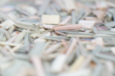 Güzel kokulu harz genellikle reçine haliyle sunulmaktadır ve mükemmel füme.