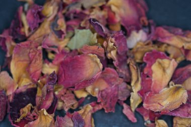 Güzel kokulu harz genellikle reçine haliyle sunulmaktadır ve mükemmel füme.