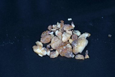 Güzel kokulu harz genellikle reçine haliyle sunulmaktadır ve mükemmel füme.