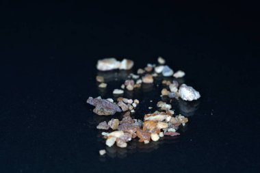 Güzel kokulu harz genellikle reçine haliyle sunulmaktadır ve mükemmel füme.