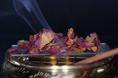 Buhur reçine kilitten pütürlü ve yarı saydam kahverengi-sarı kırmızımsı kahverengi renk. 