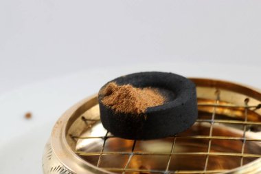 Buhur reçine kilitten pütürlü ve yarı saydam kahverengi-sarı kırmızımsı kahverengi renk. 