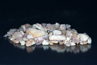 Buhur reçine kilitten pütürlü ve yarı saydam kahverengi-sarı kırmızımsı kahverengi renk. 