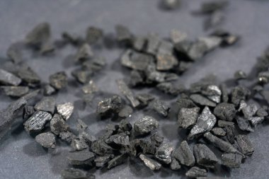Buhur reçine kilitten pütürlü ve yarı saydam kahverengi-sarı kırmızımsı kahverengi renk. 