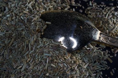 Rosemary de bir klasik Barbekü baharat olarak kabul edilir ve et, tavuk, kuzu, kabak, patates ve makarna ile bütünleşir. 