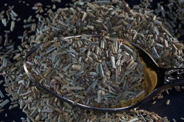 Rosemary de bir klasik Barbekü baharat olarak kabul edilir ve et, tavuk, kuzu, kabak, patates ve makarna ile bütünleşir. 