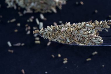 Rosemary de bir klasik Barbekü baharat olarak kabul edilir ve et, tavuk, kuzu, kabak, patates ve makarna ile bütünleşir. 