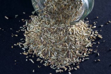 Rosemary de bir klasik Barbekü baharat olarak kabul edilir ve et, tavuk, kuzu, kabak, patates ve makarna ile bütünleşir. 