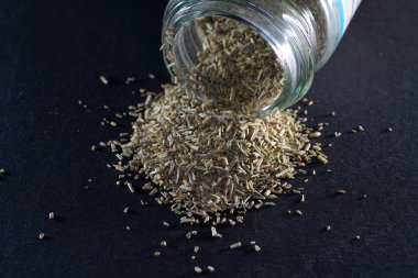 Rosemary de bir klasik Barbekü baharat olarak kabul edilir ve et, tavuk, kuzu, kabak, patates ve makarna ile bütünleşir. 