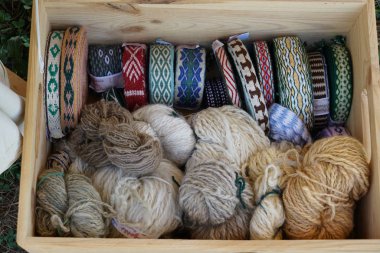 Dokuma kumaş yapım, en eski teknikleri içinde en az iki iplik sistemleri, çözgü ve atkı, geçti dik açı biridir.