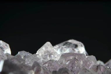 Kuvars da marco modunda fotoğraflanan siyah arka plan önünde stüdyoda mineral eklemeler ile derin kuvars denir 