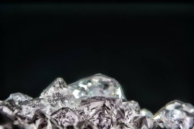 Kuvars da marco modunda fotoğraflanan siyah arka plan önünde stüdyoda mineral eklemeler ile derin kuvars denir 