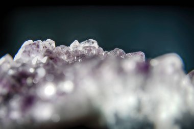 Kuvars da marco modunda fotoğraflanan siyah arka plan önünde stüdyoda mineral eklemeler ile derin kuvars denir 
