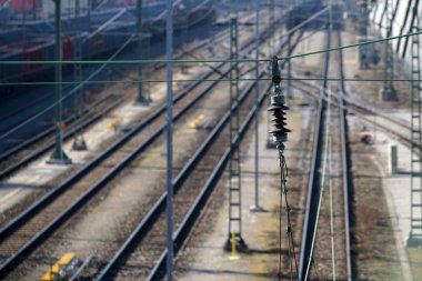 Demiryolu ve demiryolu rayları iyi ışık regensburg bir köprüden fotoğraflandı 