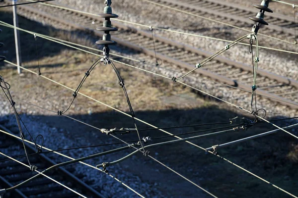 在光线良好的雷根斯堡的一座桥上拍摄的铁路和铁轨 — 图库照片