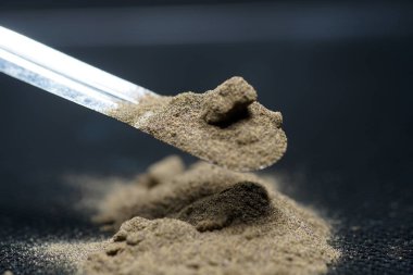 Potasyum kimyasal bir elementtir ve iyi görünür ayrıntıları almak için makro lens ile karanlık bir arka plan ile burada fotoğraflandı 