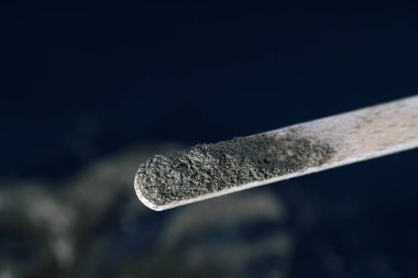 Potasyum kimyasal bir elementtir ve iyi görünür ayrıntıları almak için makro lens ile karanlık bir arka plan ile burada fotoğraflandı 