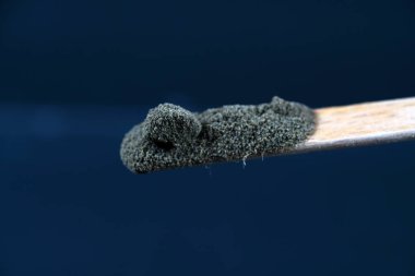 Potasyum kimyasal bir elementtir ve iyi görünür ayrıntıları almak için makro lens ile karanlık bir arka plan ile burada fotoğraflandı 