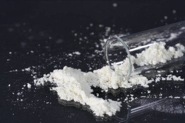 Potasyum kimyasal bir elementtir ve iyi görünür ayrıntıları almak için makro lens ile karanlık bir arka plan ile burada fotoğraflandı 