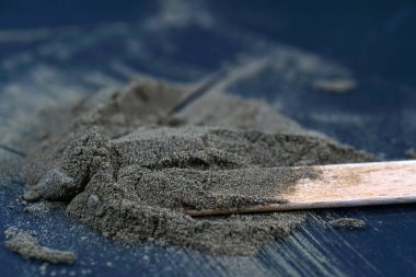 Potasyum kimyasal bir elementtir ve iyi görünür ayrıntıları almak için makro lens ile karanlık bir arka plan ile burada fotoğraflandı 