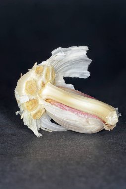 Fotoğraflanan sarımsak birkaç kez ve Focus İstifleme ile alan mümkün olan en yüksek derinlikte üretilen