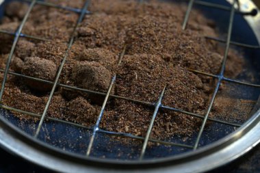 En iyi stüdyo kalitesinde baharat baharatlar için kurutulmuş otlar kısmen alınan makro lens ile siyah arka plan karşı izole fotoğraflandı
