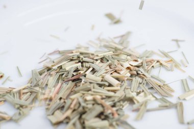 En iyi stüdyo kalitesinde baharat baharatlar için kurutulmuş otlar kısmen alınan makro lens ile siyah arka plan karşı izole fotoğraflandı