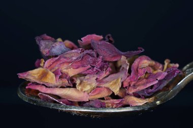 En iyi stüdyo kalitesinde baharat baharatlar için kurutulmuş otlar kısmen alınan makro lens ile siyah arka plan karşı izole fotoğraflandı