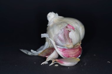 En iyi stüdyo kalitesinde mutfak baharatlar için Baharatlar kısmen alınan makro lens ile siyah arka plan karşı izole fotoğraflandı