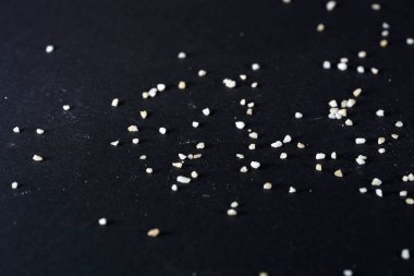 En iyi stüdyo kalitesinde mutfak baharatlar için Baharatlar kısmen alınan makro lens ile siyah arka plan karşı izole fotoğraflandı