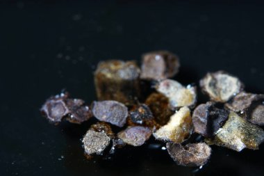 En iyi stüdyo kalitesinde mutfak baharatlar için Baharatlar kısmen alınan makro lens ile siyah arka plan karşı izole fotoğraflandı