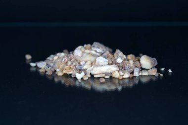 En iyi stüdyo kalitesinde mutfak baharatlar için Baharatlar kısmen alınan makro lens ile siyah arka plan karşı izole fotoğraflandı