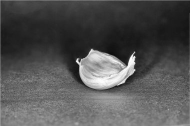 En iyi stüdyo kalitesinde mutfak baharatlar için Baharatlar kısmen alınan makro lens ile siyah arka plan karşı izole fotoğraflandı