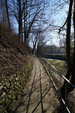 Bahçede doğal taşlar ile veya park ustaca tuğlalı