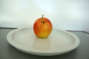 Meyve tepside servis ve beyaz tabakta fotoğraflandı