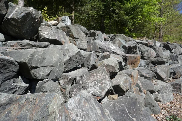 Naturalnych Kamieni Ogrodzie Lub Parku Pomysłowo Murowane — Zdjęcie stockowe