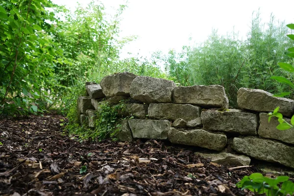 Bahçede doğal taşlar ile veya park ustaca tuğlalı