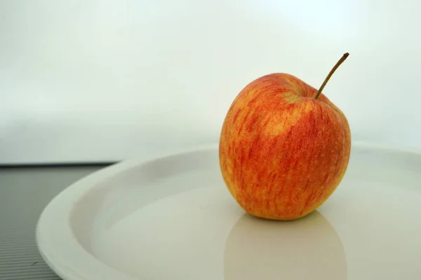 Früchte Auf Dem Tablett Serviert Und Auf Weißem Teller Fotografiert — Stockfoto