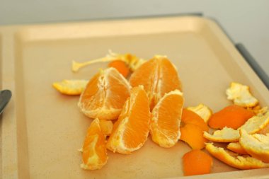 Meyve tepside servis ve beyaz tabakta fotoğraflandı