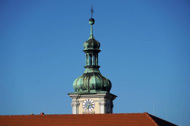 Regensburg' da, eski kiliseler ve St. Peter Katedrali'nin ilkbaharda güneşli fotoğrafı