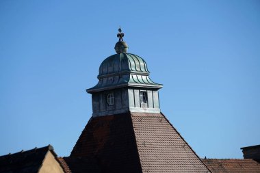 Regensburg' da, eski kiliseler ve St. Peter Katedrali'nin ilkbaharda güneşli fotoğrafı