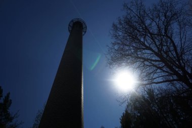 Almanya'da eski bir ısıtma tesisinden tuğla kaplı baca