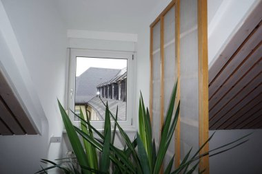 Modern ve güvenli merdiven güzel eski bir binaya entegre