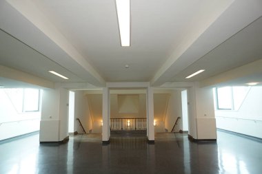 Modern ve güvenli merdiven güzel eski bir binaya entegre