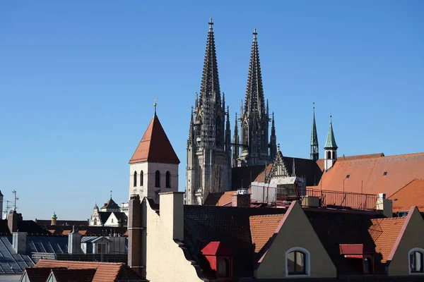 Regensburg Eski Kiliseler Peter Katedrali Nin Ilkbaharda Güneşli Fotoğrafı — Stok fotoğraf